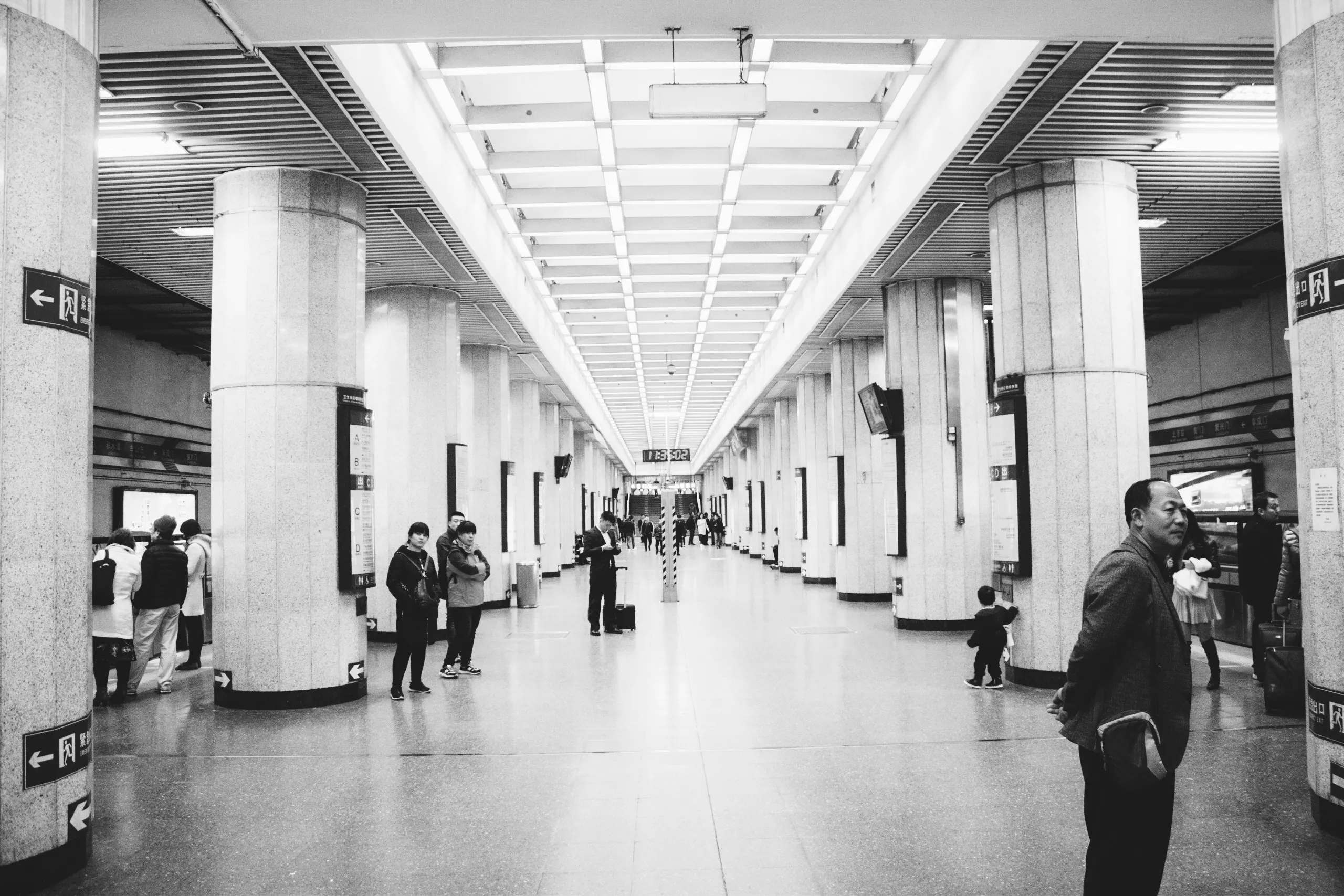 U-Bahn-Station mit Wartenden