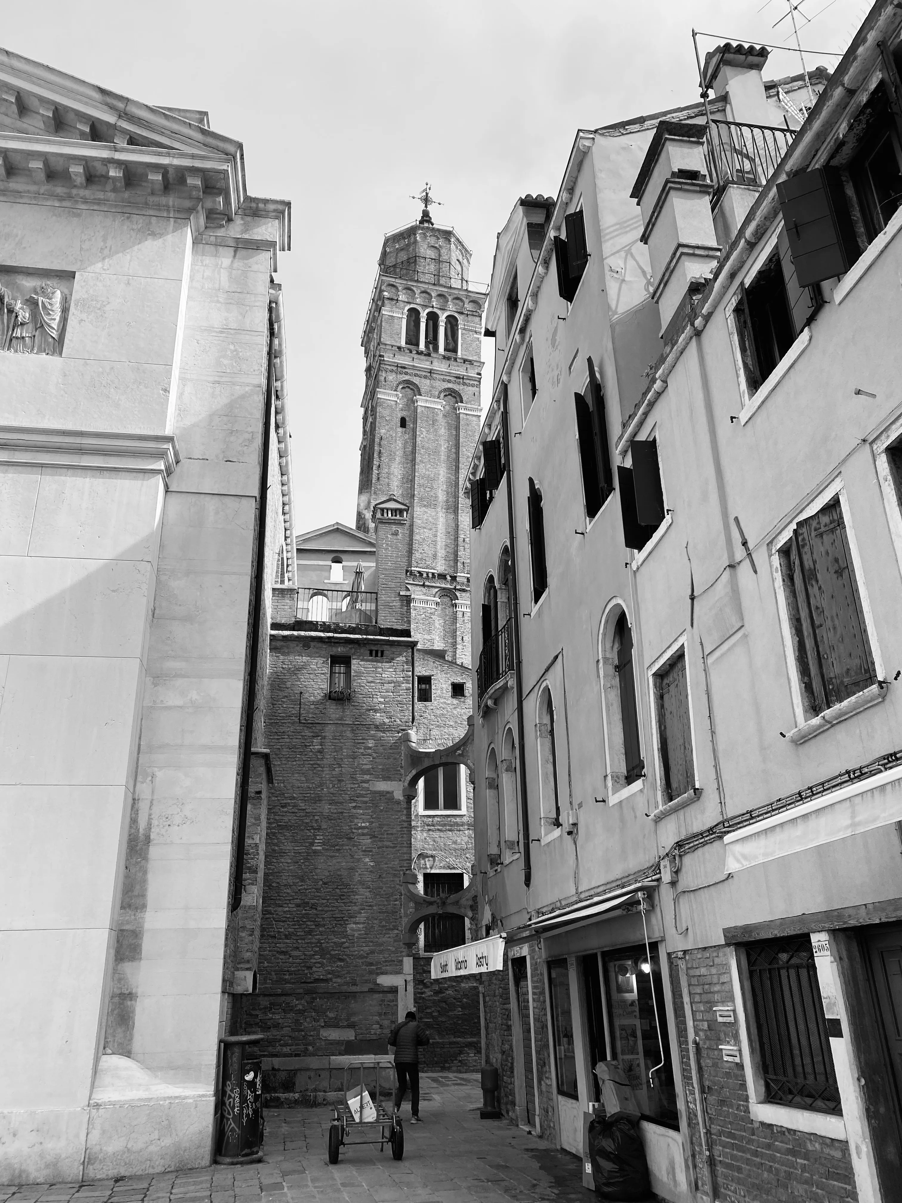 Enge Altstadtgasse mit Campanile